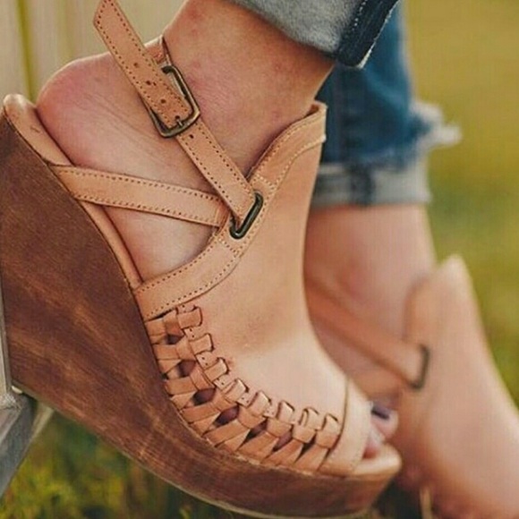 Very Volatile Women's Carry Wedge Sandal Tan Leather Wooden Heel Mexico Sz 8 - Picture 1 of 7
